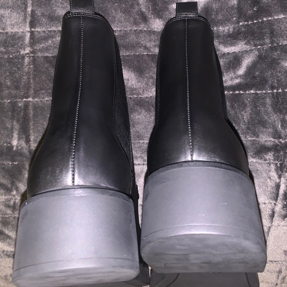 Gucci Chelsea Leather Boots with chain - Picture 5 of 6